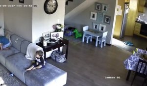 Une caméra de sécurité filme la cause des pleurs d'un petit enfant !