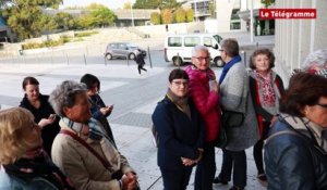 Foule devant la mairie pour la distribution des t-shirts et des dossards de La Lorientaise