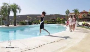 La mannequin Pilar Magro chute dans une piscine lors d'un défilé de Miss Univers