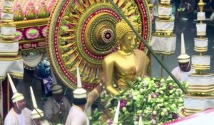 En Thaïlande, un festival de lancer de lotus