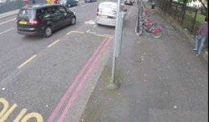 Un homme distrait par une femme dans la rue à Londres