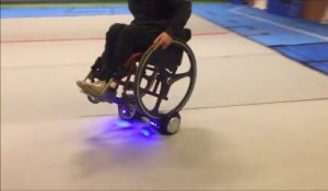 Il fait du Hoverboard en fauteuil roulant !!
