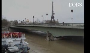 Crue de la Seine à Paris : le "zouave" a de l'eau aux genoux