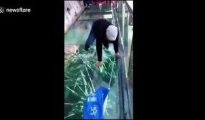 Des touristes terrifiés par un pont suspendu en verre qui se fissure sous leurs pieds