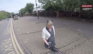Une mamie se fait voler son téléphone par un cycliste, un motard lui porte secours (Vidéo)