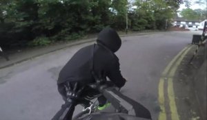Un motard intercepte un voleur