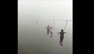 Ils traversent un pont suspendu, perdu dans le brouillard... Expérience incroyable et terrifiante