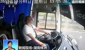 Chine : un violent accident de bus est filmé de l'intérieur