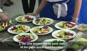 Rabat: dans un restaurant, des déficients mentaux en cuisine