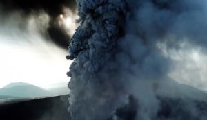 Spectaculaire éruption filmée d'un Drone au Volcan Shinmoedake au Japon