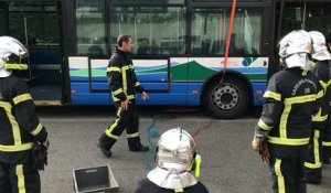 Une victime bloquée sous un bus : l’exercice