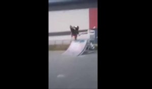 Ce taré en scooter roule sur une rampe de skate et se prend une gamelle énorme