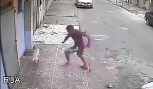 Un chien fait pipi sur le dos d'un homme en pleine rue ! LOL