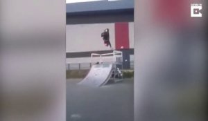 Saut en scooter sur une rampe de Skateboard... MAUVAISE IDEE