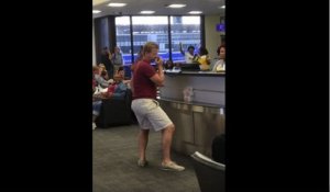 Un voyageur chante « No Diggity » dans un aéroport