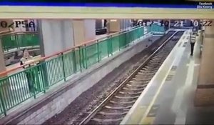 Un homme pousse sans raison une femme sur les rails du métro