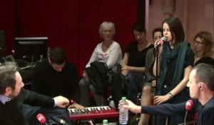 Marina kaye chante "Something" dans A La bonne Heure