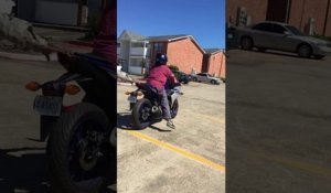 La femme de régis fait de la moto!