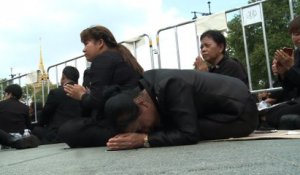 Les Thaïlandais, agenouillés et en pleurs, disent adieu au roi