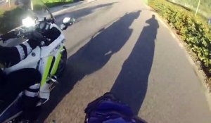 Ce jeune en scooter sème des gendarmes à moto... La honte!
