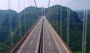 En Chine, ce pont parmi les plus hauts du monde permet de conduire dans les nuages