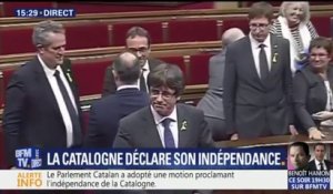 Catalogne: après la déclaration d'indépendance, les parlementaires entonnent l'hymne catalan