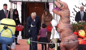 Donald Trump refuse de donner des bonbons à un T-Rex pour Halloween à la Maison Blanche !