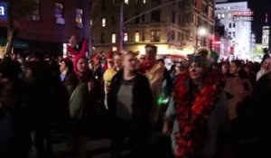 Après l'attaque terroriste, les new-yorkais défilent dans la rue pour Halloween (vidéo)