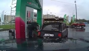 Il danse sur le toit de sa voiture à la station essence en Russie !