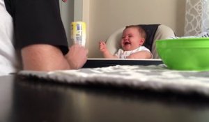 Un bébé mort de rire avec son père