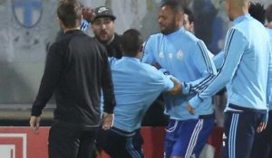 Patrice Evra donne un coup de pied au visage d'un supporter