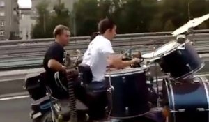 Ce groupe joue de la batterie et guitare sur une moto sidecar !