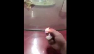 Il réalise un trick incroyable avec son briquet en allumant la table