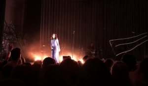 Lorde fête ses 21ans en concert chanté par des milliers de fans en Nouvelle-Zélande ! Bon Anniversaire !