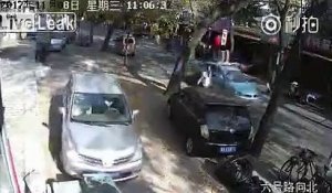 Conducteur de l'année marche arrière ratée sur un parking il arrache l'avant de sa voiture !