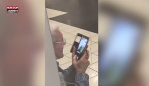 Un papy lèche l’écran de son téléphone pendant un Skype coquin (Vidéo)