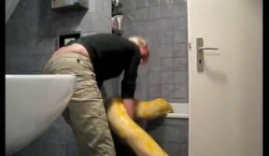 C'est l'heure du bain pour ce python albinos de 5m