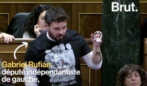 Un député catalan brandit des menottes devant le Parlement espagnol