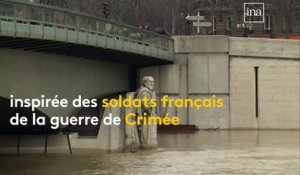 A Paris, le Zouave du pont de l'Alma surveille la montée des eaux