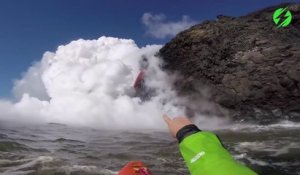 Ces kayakistes se rapproche au plus pret d'une coulée de lave en fusion... Fou