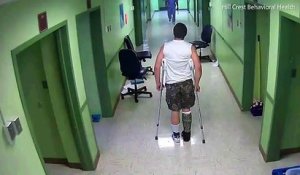 Un infirmier s'en prend à un ado en béquilles et le cogne en plein hopital