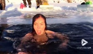 Elle prend un bain dans un lac gelé en Russie !