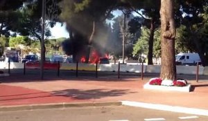 Trois voitures sont en train de brûler sur le parking du cimetière.