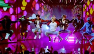 AMAs 2017: BTS Makes US TV Debut with 'DNA' Performance | Billboard News