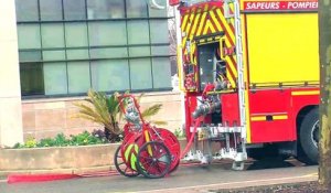 Les pompiers rangent leur matériel aprés avoir réalisé leur exercice.