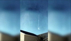 Un pilote de la Navy Jet dessine une verge dans le ciel