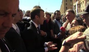 Le président Macron interpelé sur la loi travail par une femme dans la foule.
