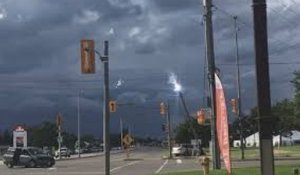 T'es boxeur ou magicien... Il éteint tout le quartier en 1 coup de poing