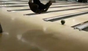 Il saute en backflip en lançant sa boule de bowling... à chaque fois !