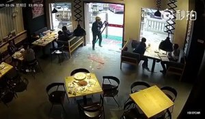Incroyable un homme explose en mille morceaux la porte d'entrée d'un restaurant en entrant !